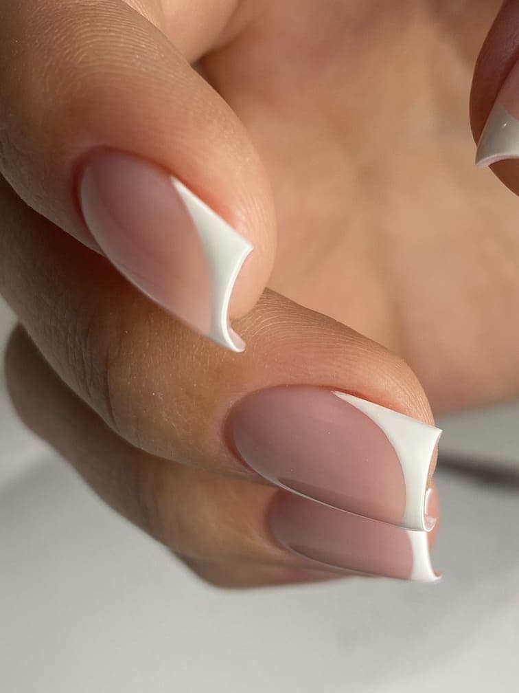 Французский маникюр ученицы после курса 2