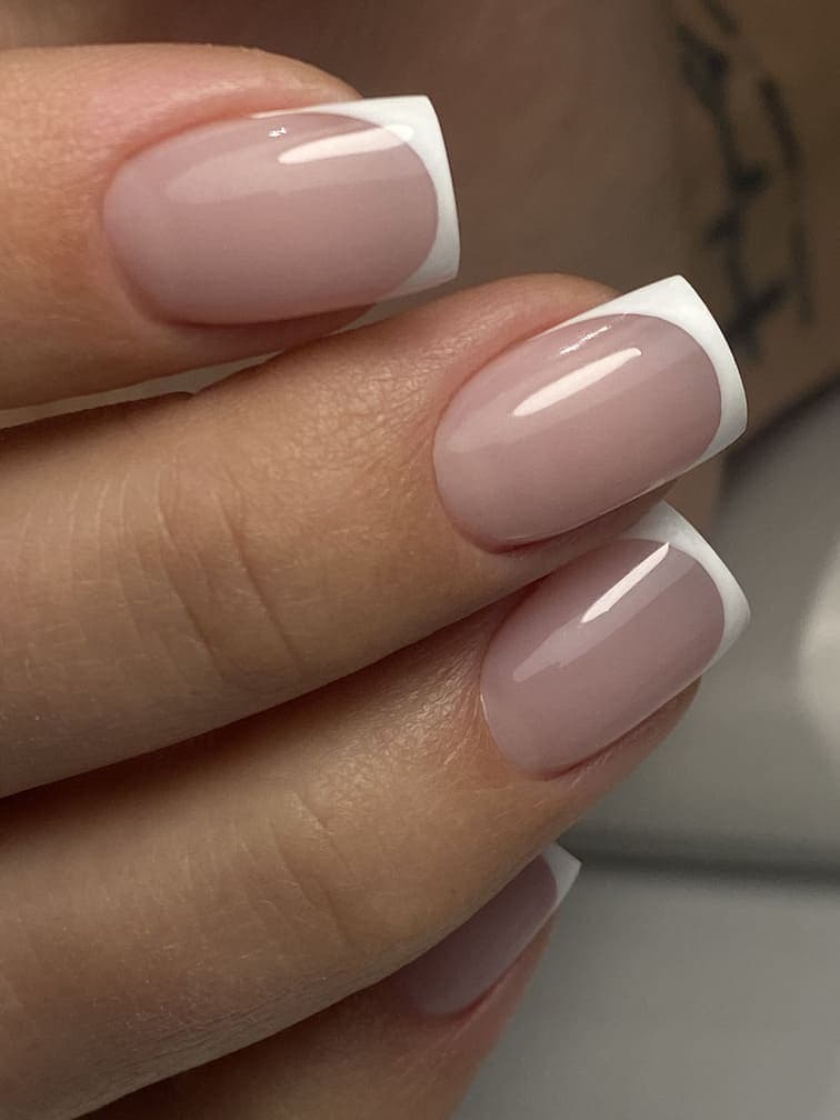 Французский маникюр ученицы после курса 4