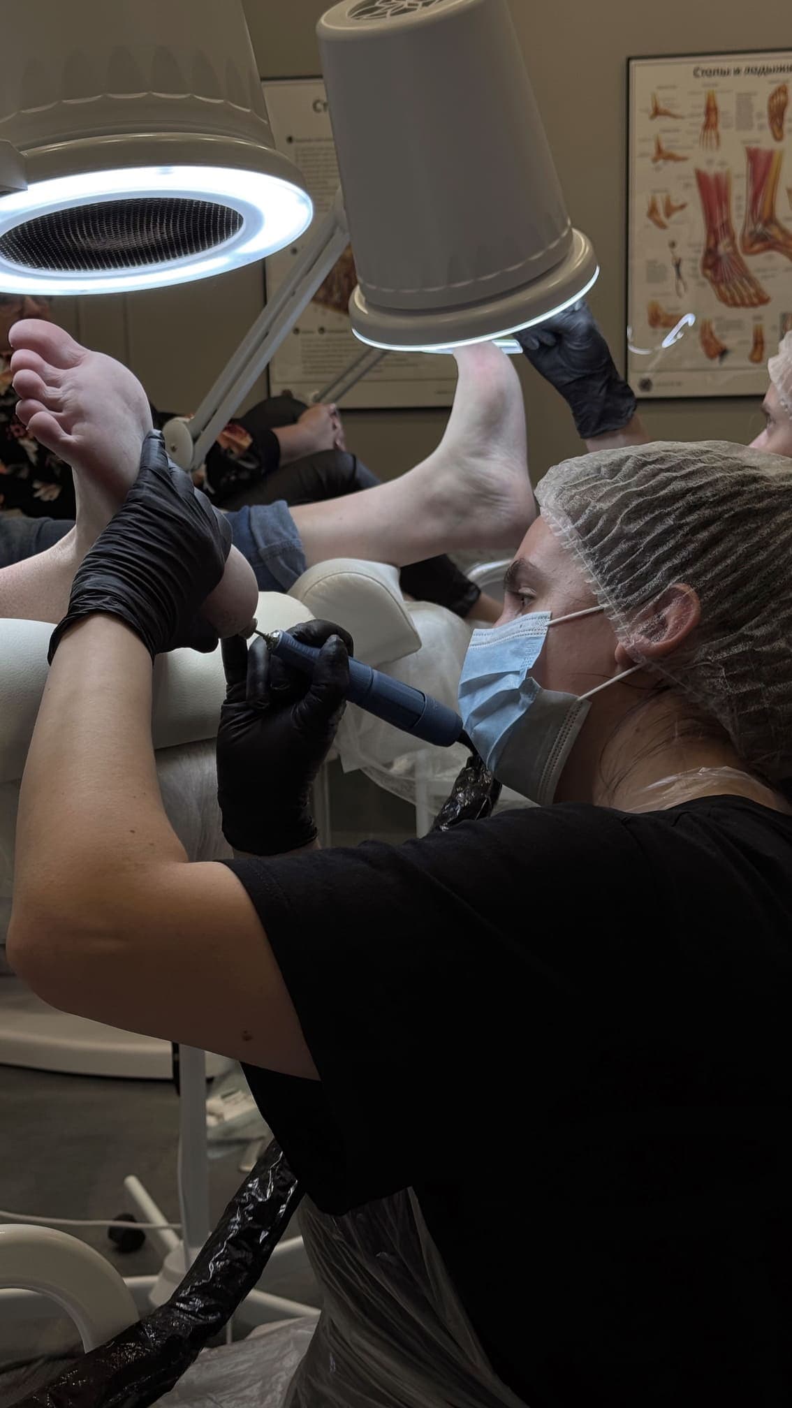 Преподаватель показывает технику педикюра