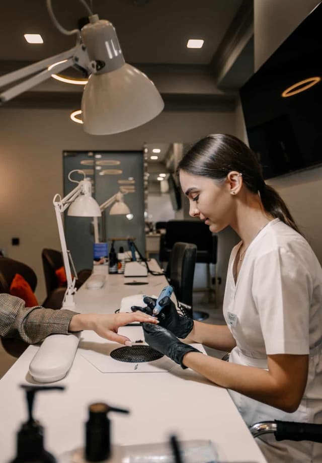 Мастер маникюра